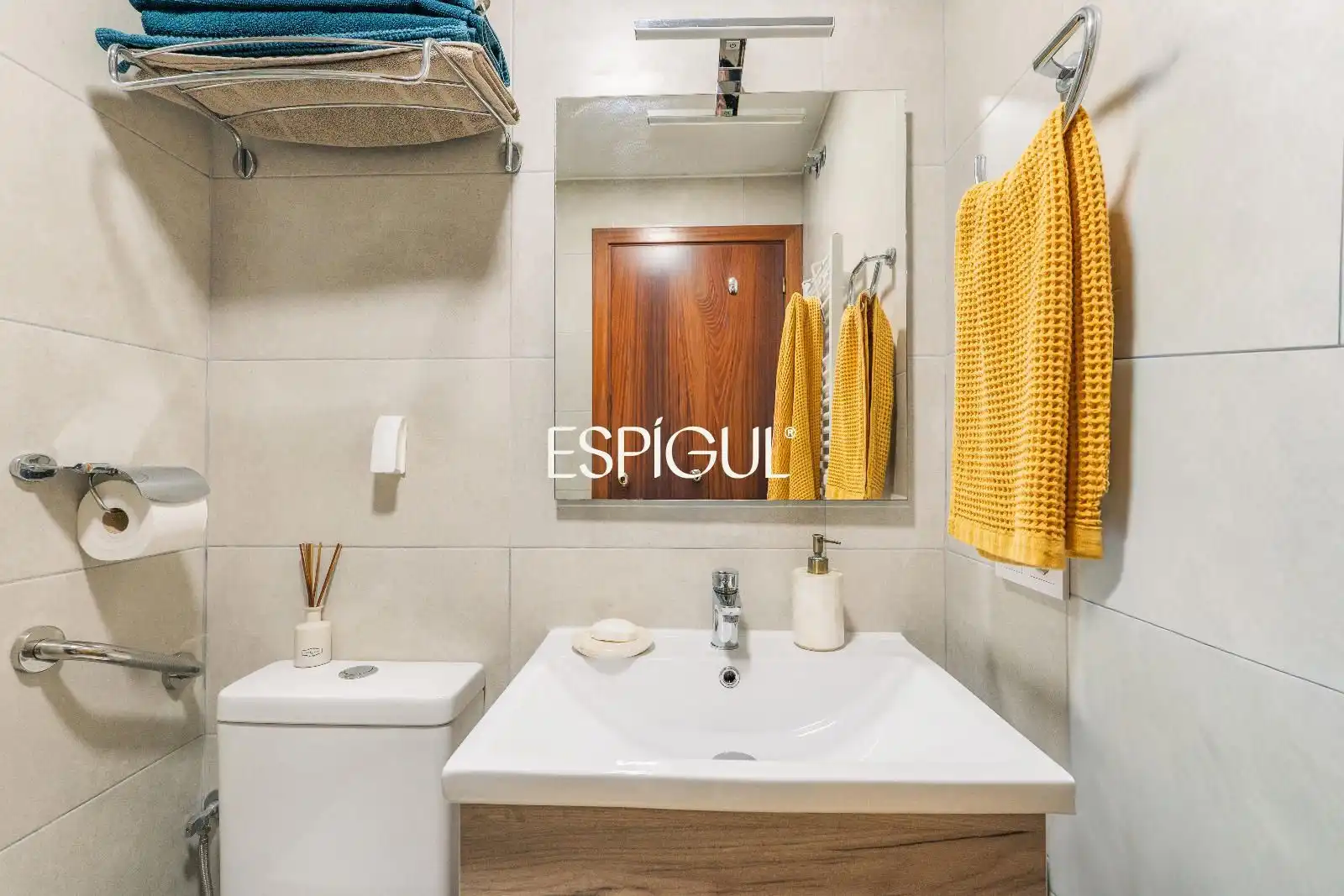 Badezimmer von Wohnung zum Verkauf in Salt mit Heizung, Möbliert und Ofen
