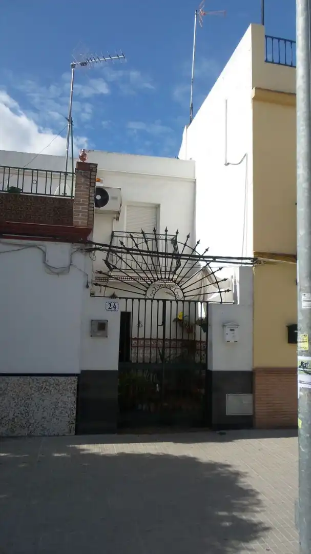 Vista exterior de Casa o xalet en venda en Camas amb Balcó