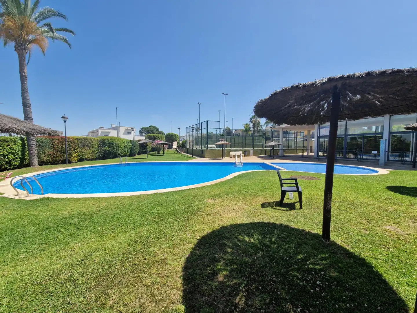 Schwimmbecken von Einfamilien-Reihenhaus zum Verkauf in La Pobla de Vallbona mit Klimaanlage, Heizung und Privatgarten