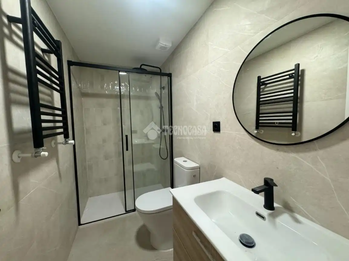 Bathroom of Flat for sale in Madrid