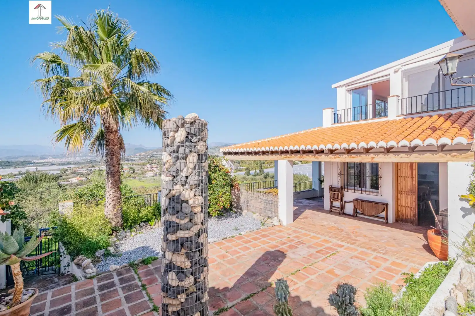 Vista exterior de Casa o xalet en venda en Motril amb Jardí privat, Terrassa i Piscina