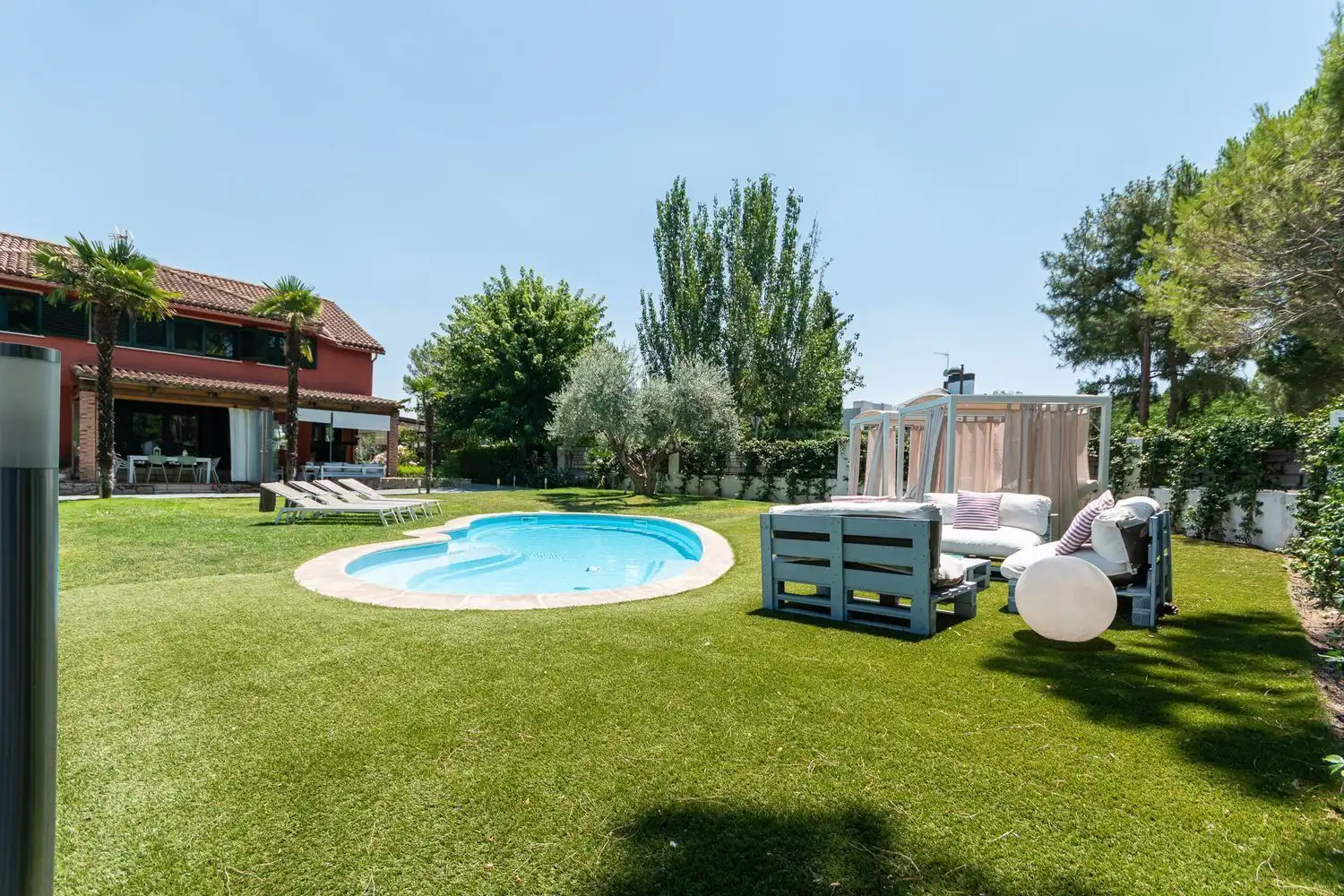 Schwimmbecken von Einfamilien-Reihenhaus zum Verkauf in Boadilla del Monte mit Klimaanlage, Heizung und Abstellraum