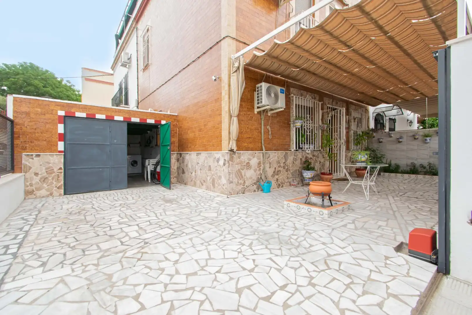 Außenansicht von Haus oder Chalet zum Verkauf in Sevilla mit Klimaanlage, Terrasse und Abstellraum