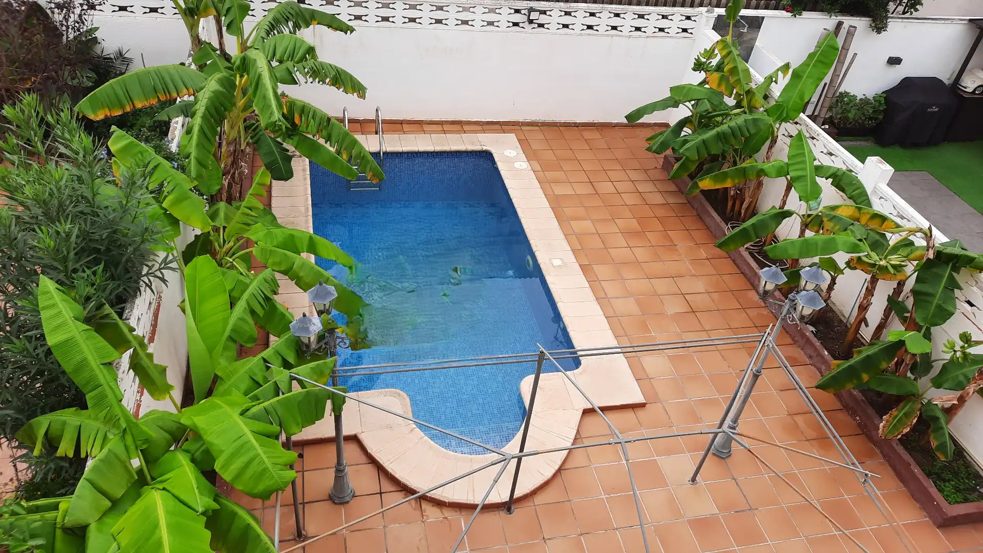 Schwimmbecken von Einfamilien-Reihenhaus zum Verkauf in Vinaròs mit Klimaanlage, Heizung und Privatgarten