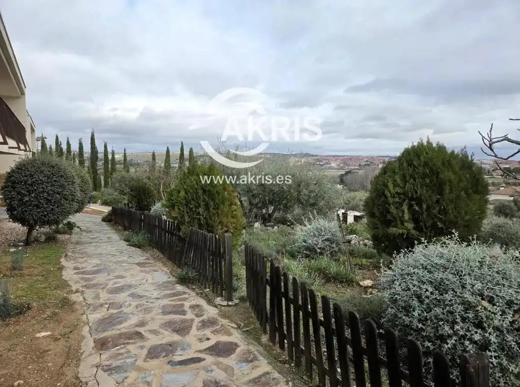 Casa amb piscina en venda a Calle Monasterio Santa María la Real, imagen 10