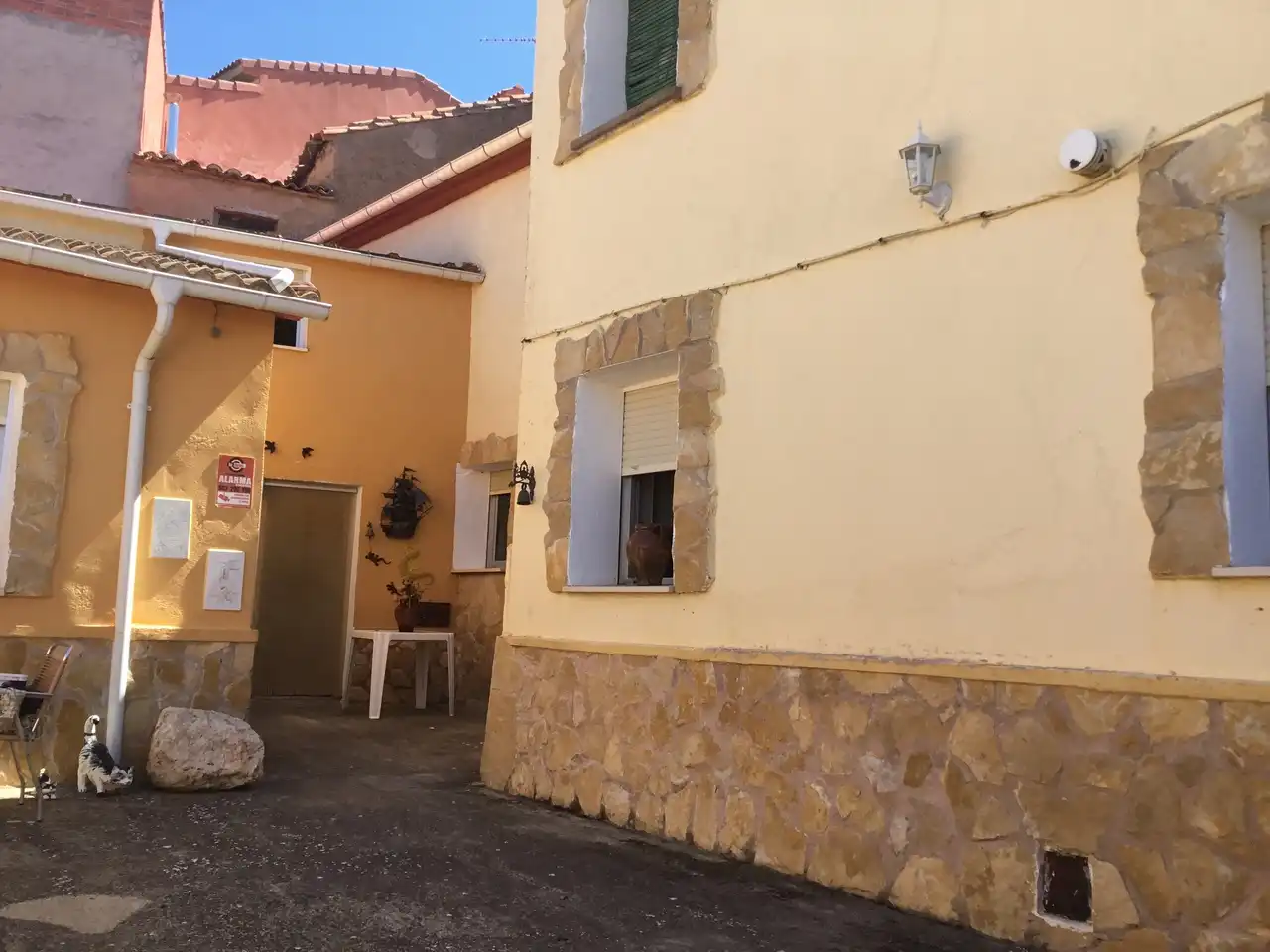 Vista exterior de Casa adosada en venda en Villamayor de los Montes amb Calefacció, Parquet i Moblat