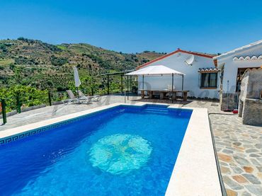 Chalet con piscina en venta en Cómpeta