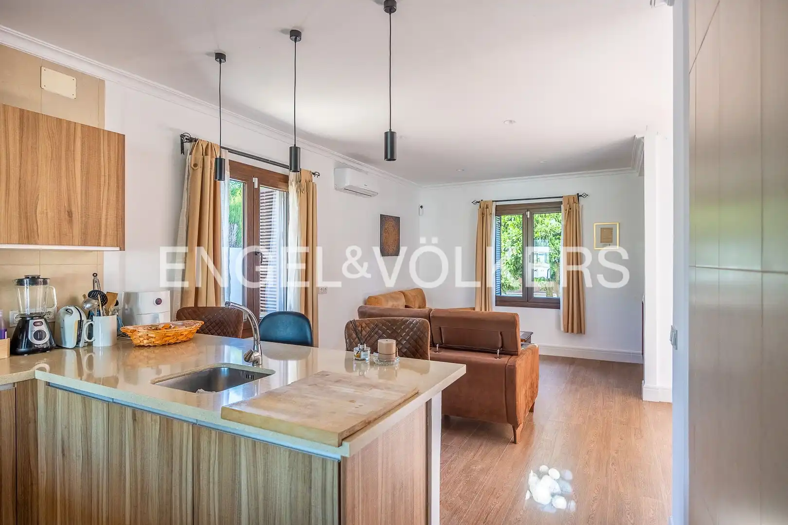 Living room of Houses for sale in Valencina de la Concepción  with Air Conditioner, Heating and Private garden