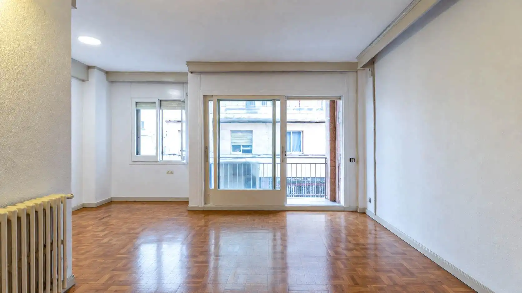 Living room of Flat for sale in Barcelona  with Heating, Parquet flooring and Storage room