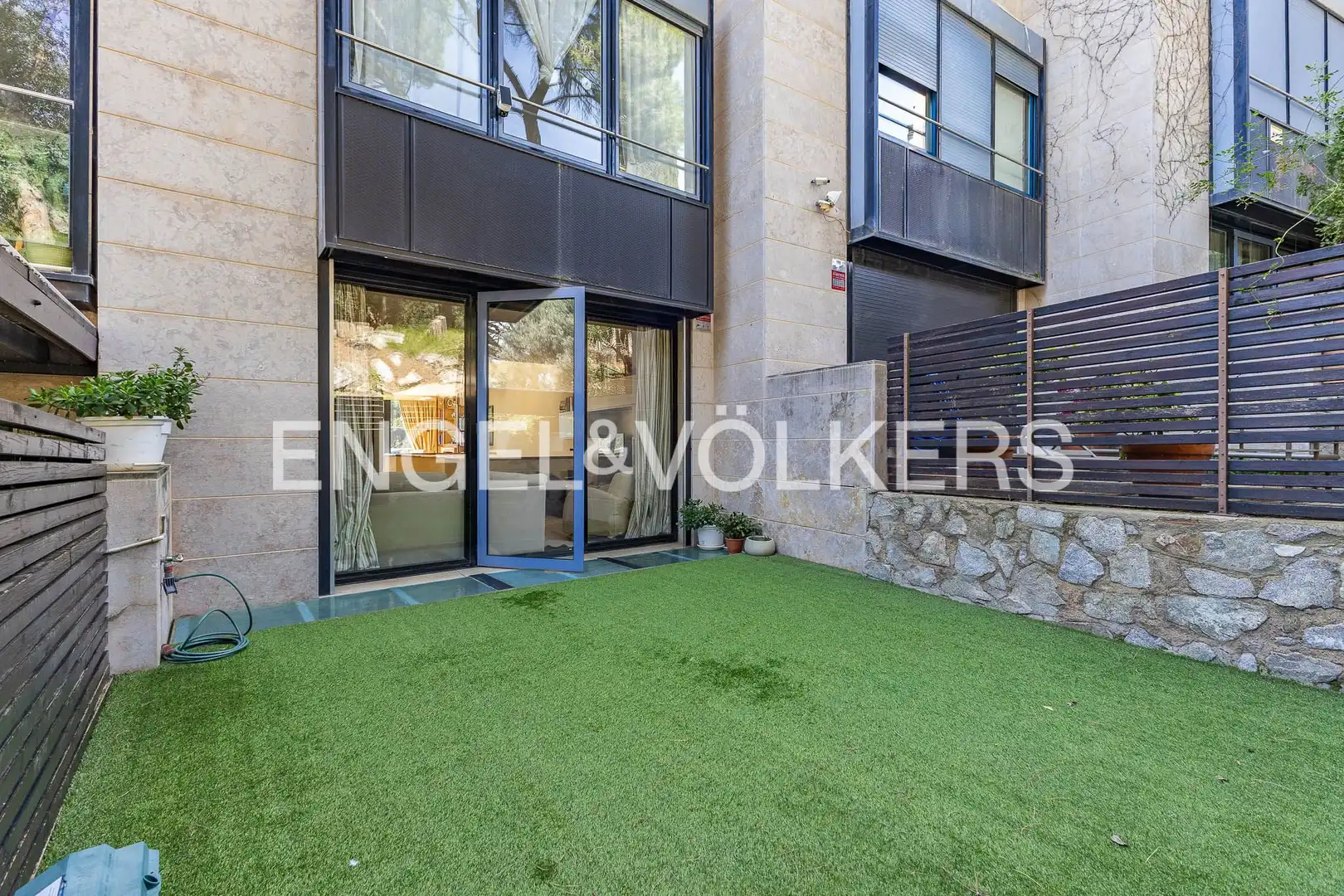 Vista exterior de Casa o chalet en venta en Barcelona con Aire acondicionado, Calefacción y Jardín privado