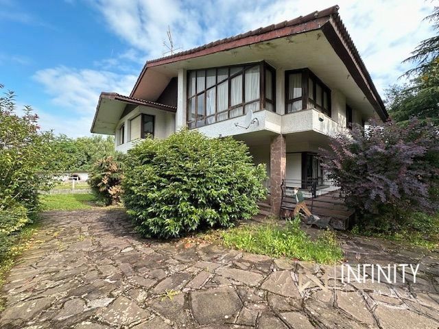 Vista exterior de Casa o xalet en venda en Lezama amb Calefacció, Jardí privat i Terrassa