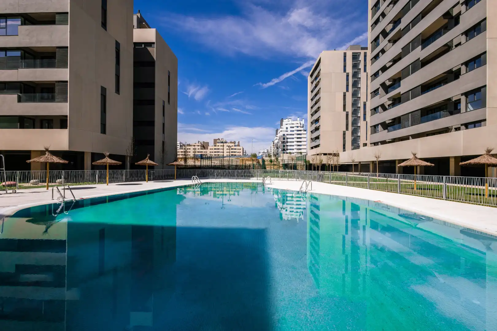Piscina de Pis en venda en Madrid amb Aire condicionat, Terrassa i Traster