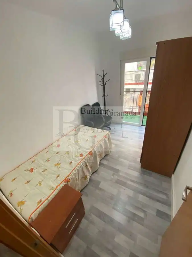 Habitación de Piso de alquiler en Granada con Aire acondicionado, Terraza y Amueblado