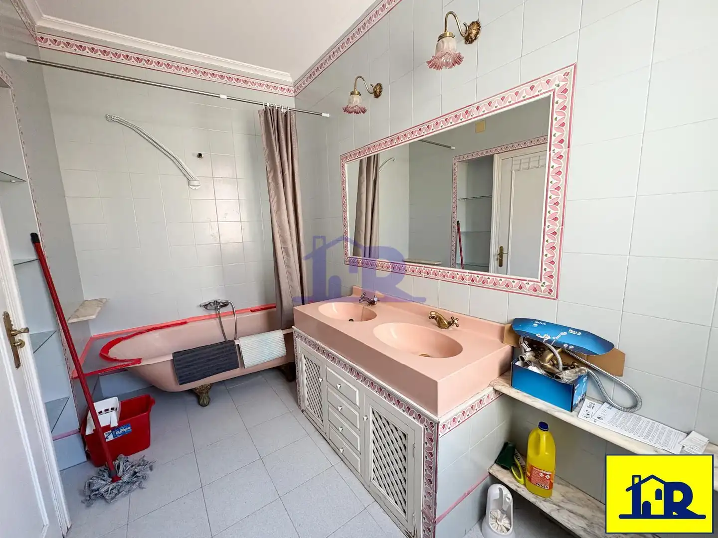 Baño de Piso en venta en Cuenca con Calefacción y Terraza