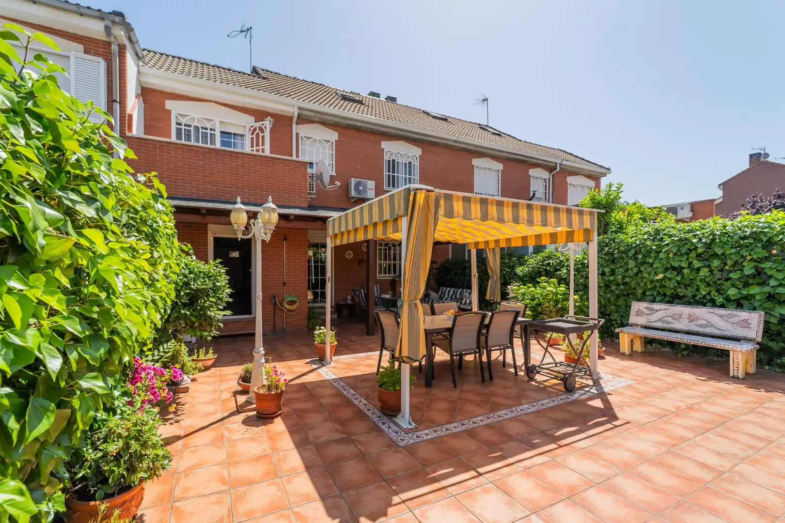 Terrasse von Einfamilien-Reihenhaus zum Verkauf in Parla mit Klimaanlage, Heizung und Privatgarten