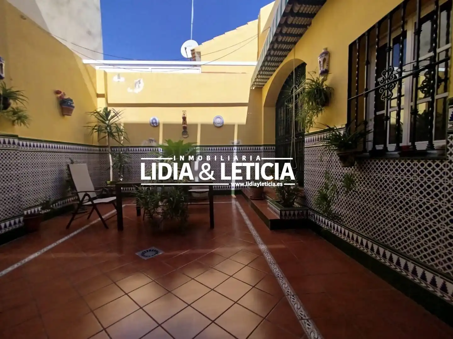Vista exterior de Casa o xalet en venda en Alcalá de Guadaira amb Aire condicionat i Traster