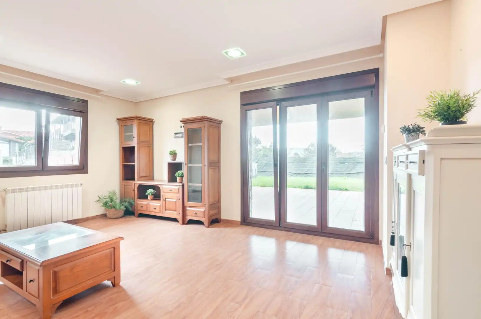 Sala de estar de Casa o chalet en venta en Santo Adriano con Calefacción, Piscina y Alarma