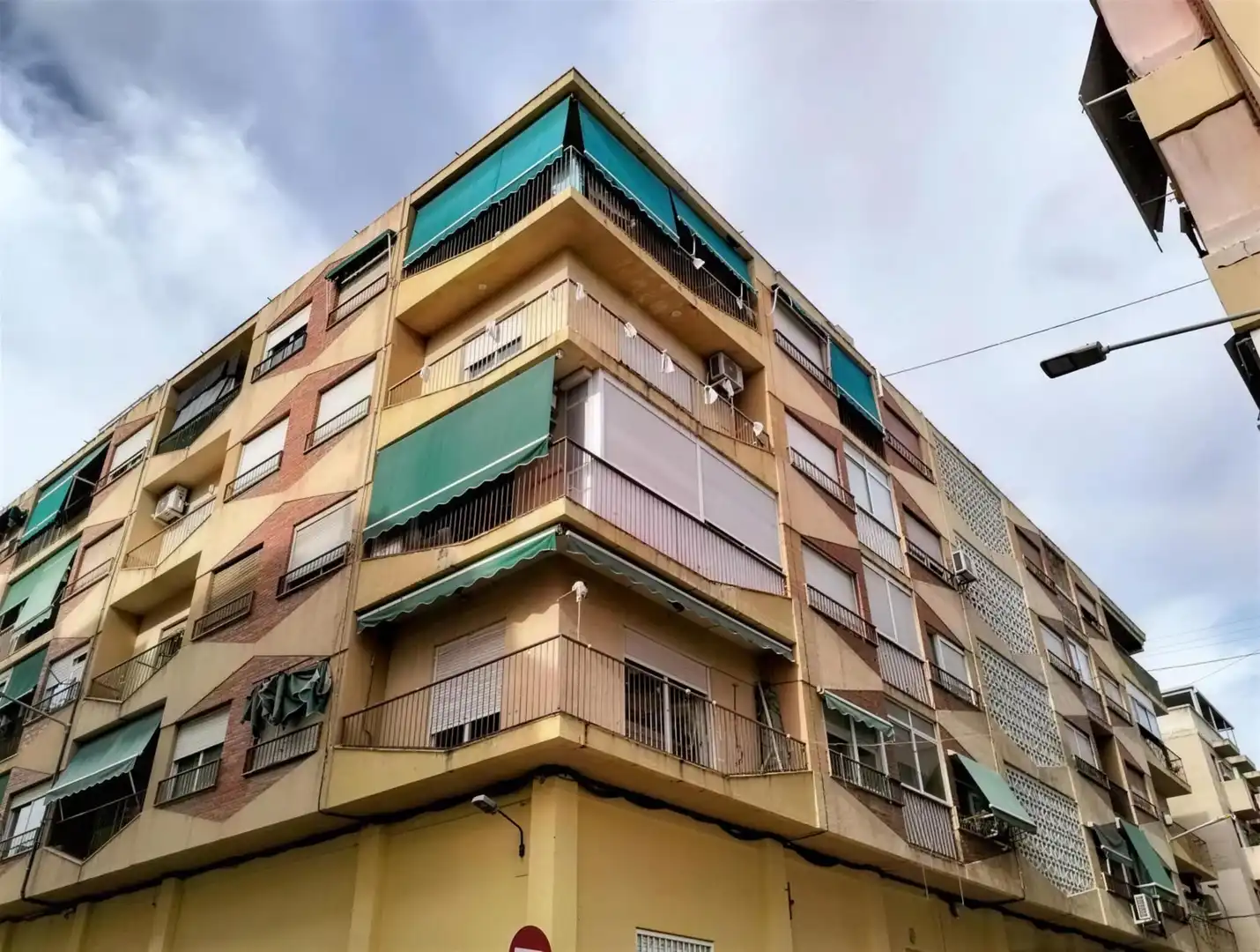Vista exterior de Pis en venda en Alicante / Alacant amb Moblat i Balcó
