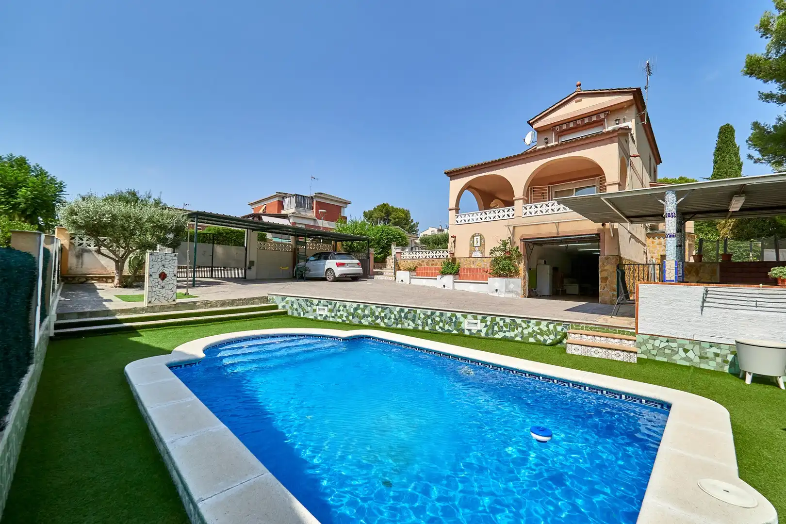 Casa amb piscina en venda a Carrer del Poniol