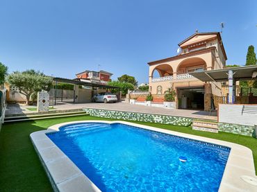 Casa con piscina en venta en Carrer del Poniol