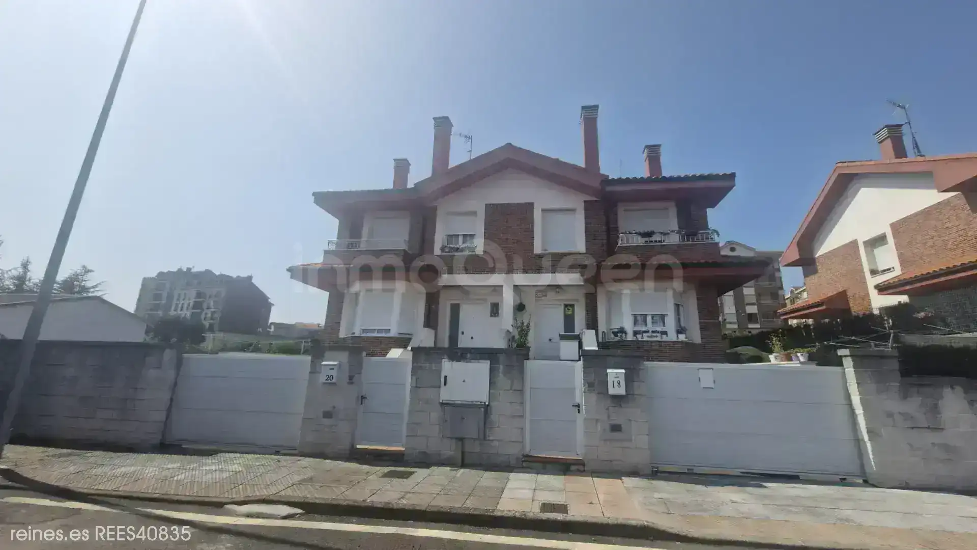 Vista exterior de Casa adosada en venda en Siero amb Calefacció, Jardí privat i Terrassa