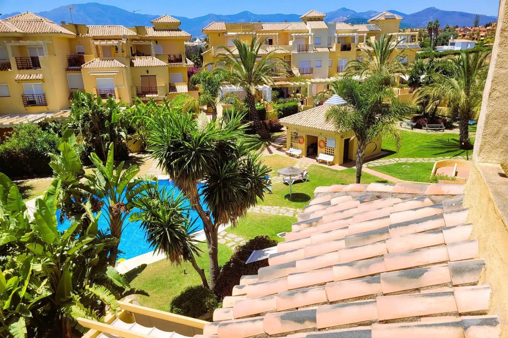 Vista exterior de Casa adosada en venta en Estepona con Aire acondicionado, Calefacción y Jardín privado