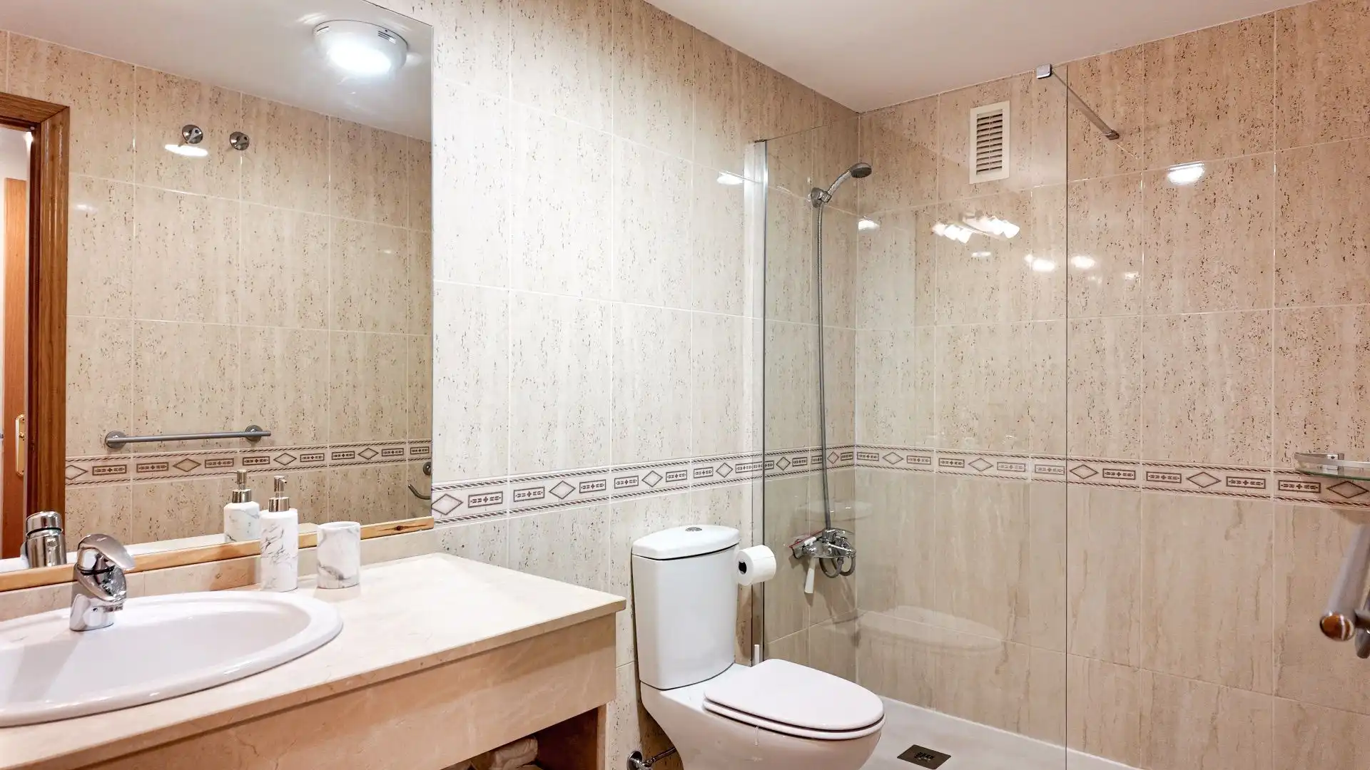 Bathroom of Flat for rent in Valencia  with Air Conditioner, Heating and Terrace