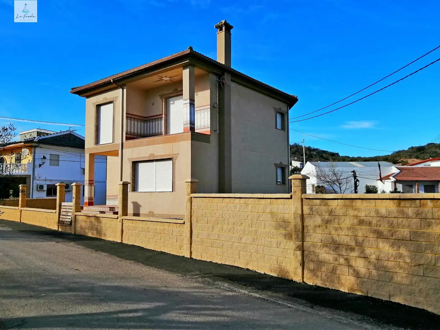 Vista exterior de Casa o xalet en venda en Loja amb Jardí privat, Terrassa i Traster