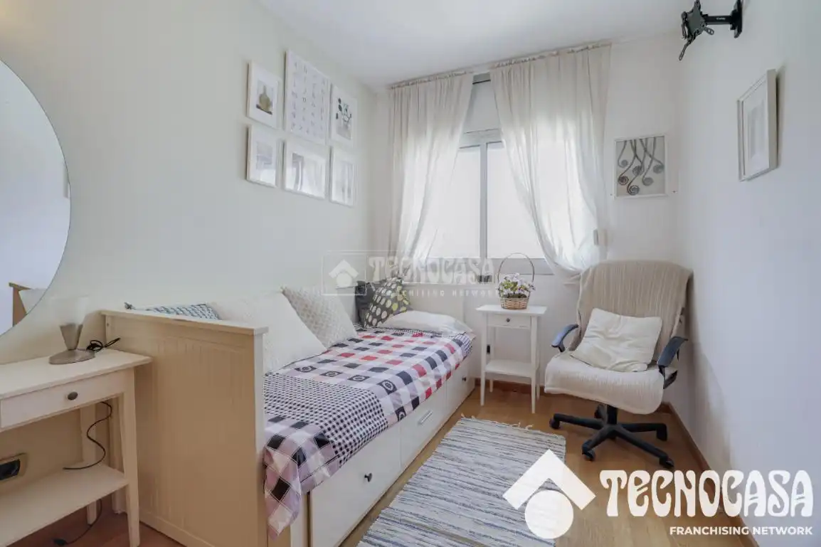 Schlafzimmer von Wohnung zum Verkauf in Barcelona mit Klimaanlage, Abstellraum und Balkon