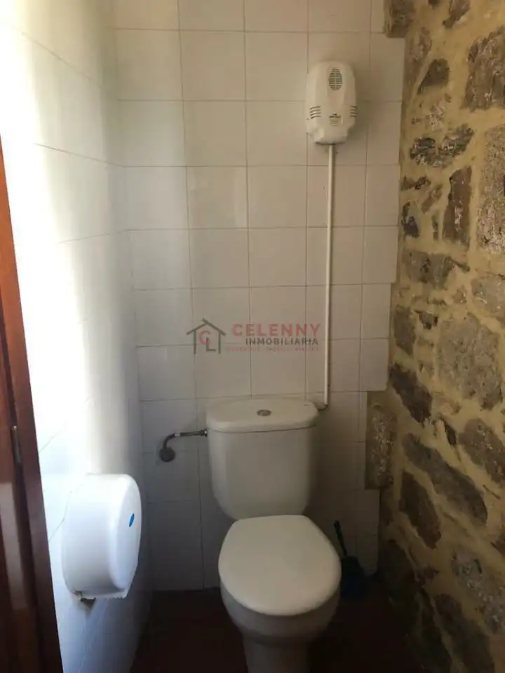 Bany de Local en venda en A Pobra de Trives  amb Aire condicionat i Moblat