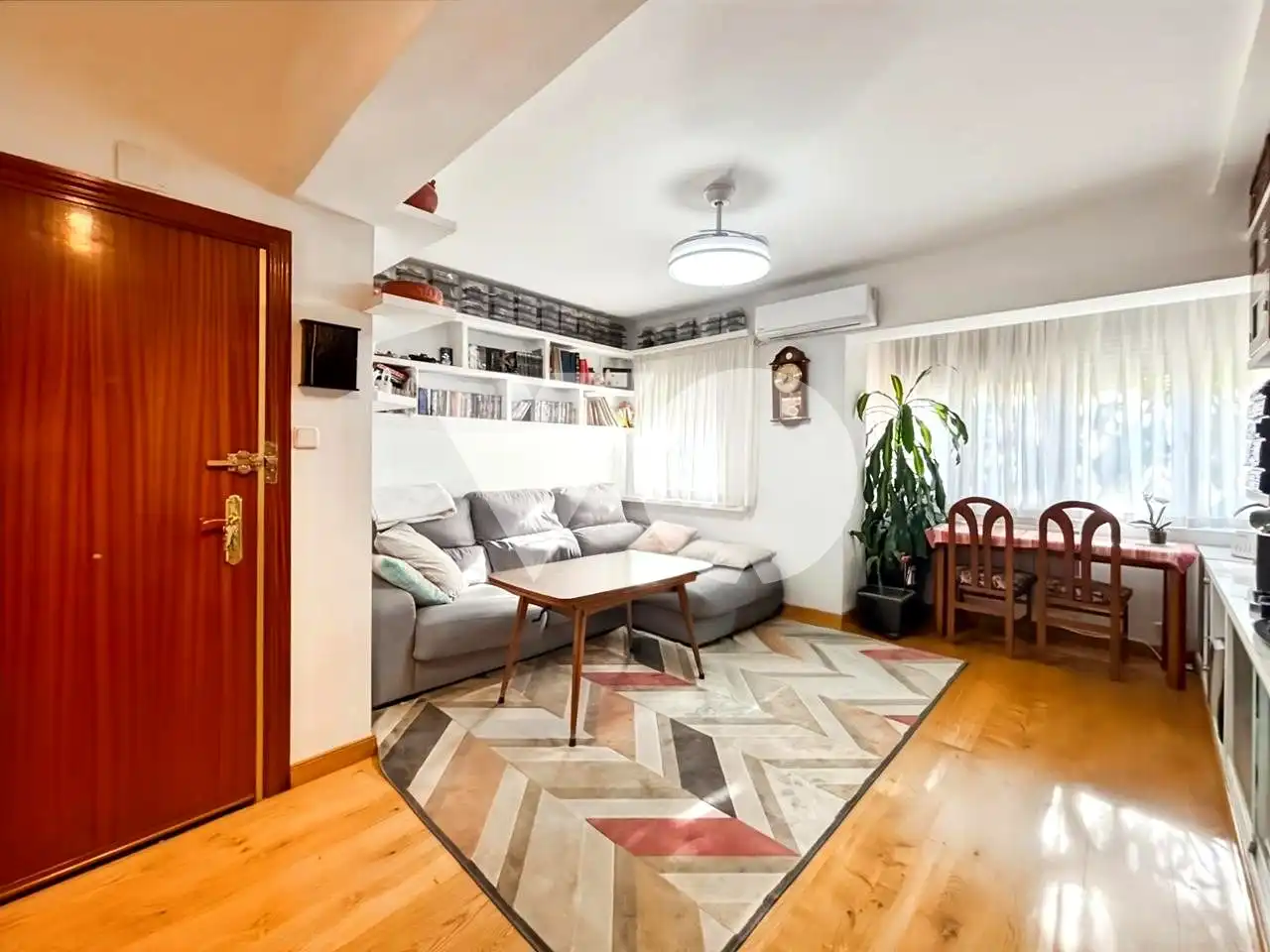 Living room of Flat for sale in  Madrid Capital  with Terrace, Furnished and Alarm