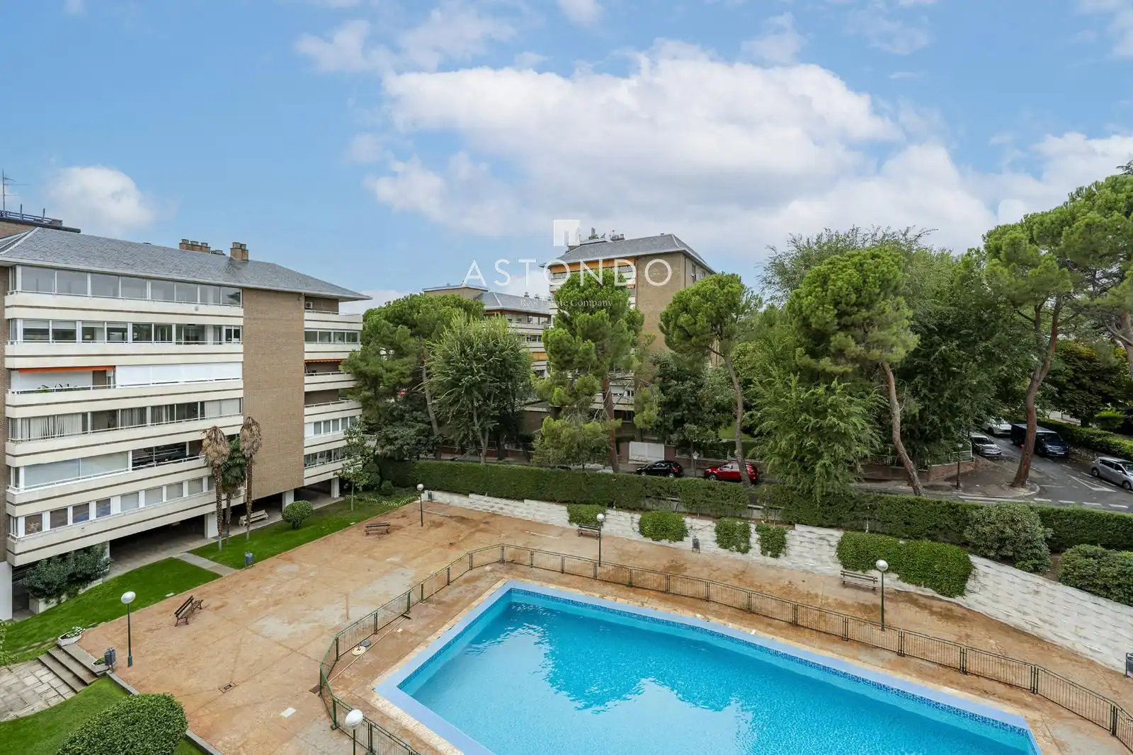 Swimming pool of Flat for sale in Hortaleza