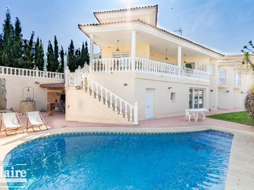 Casa amb piscina en venda a Pueblo - Urbanizaciones