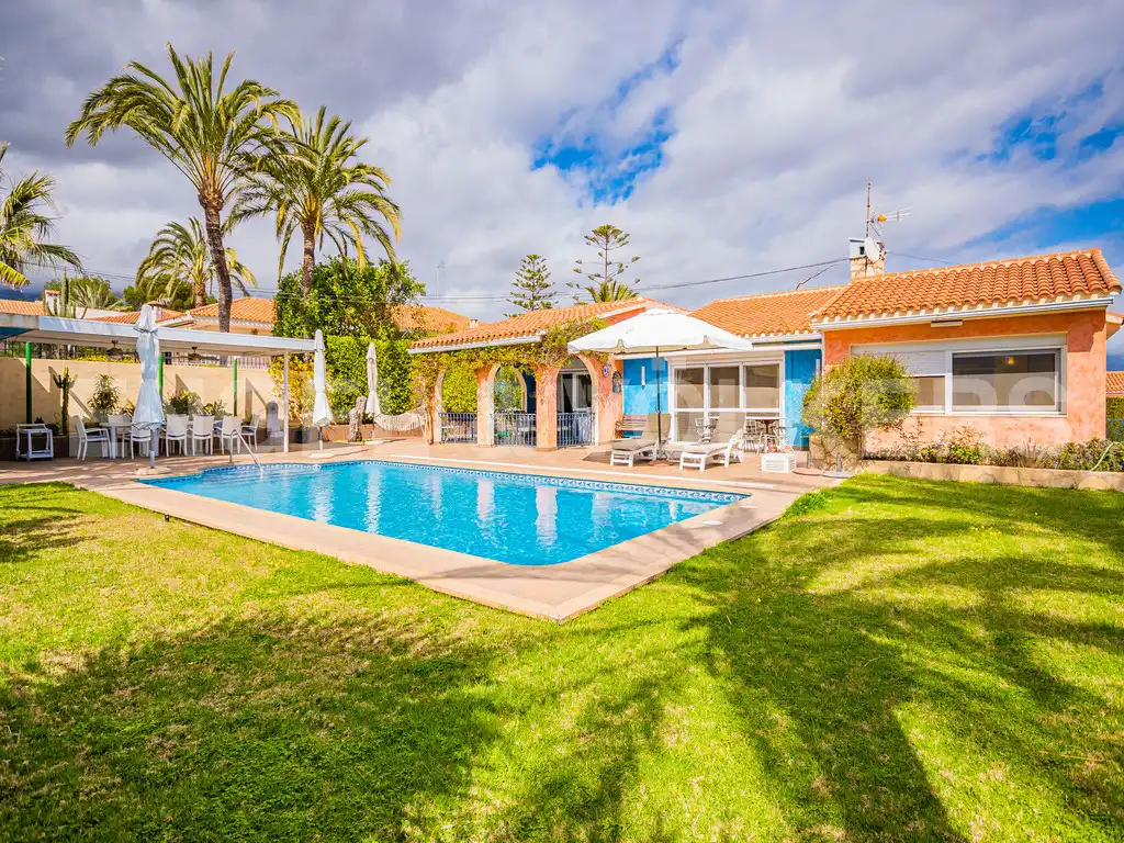 Casa con piscina en venta en Urbanizaciones