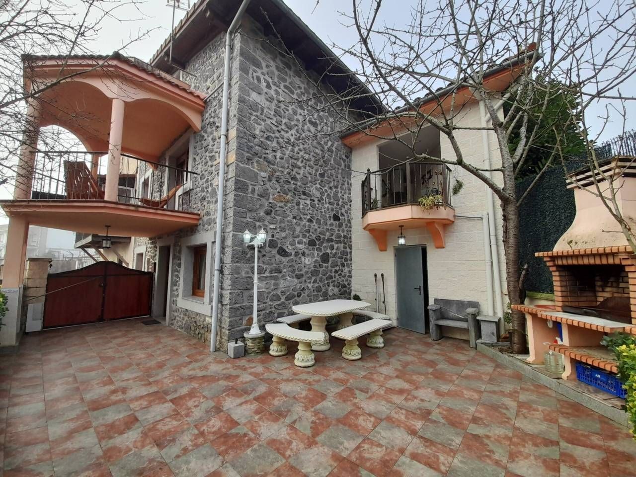 Vista exterior de Casa adosada en venda en Ramales de la Victoria amb Calefacció, Jardí privat i Terrassa