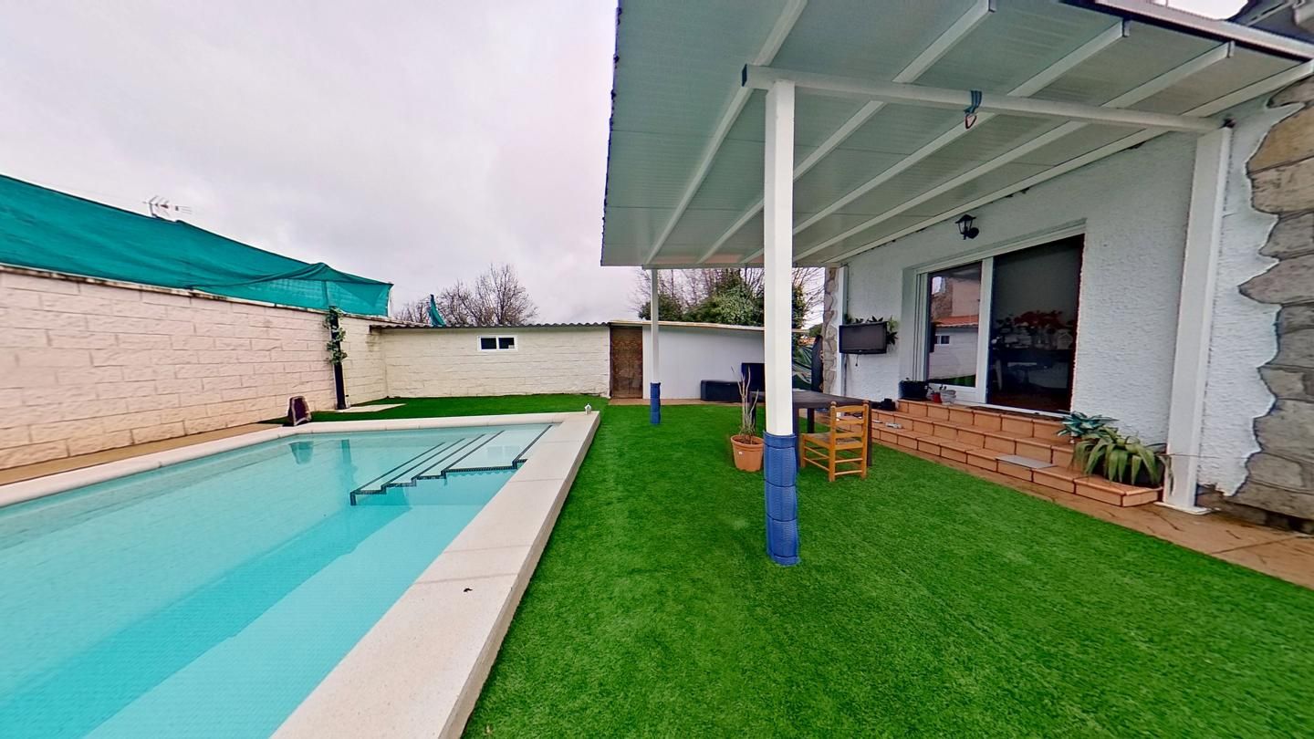 Piscina de Casa o xalet en venda en Navahondilla amb Aire condicionat, Calefacció i Jardí privat