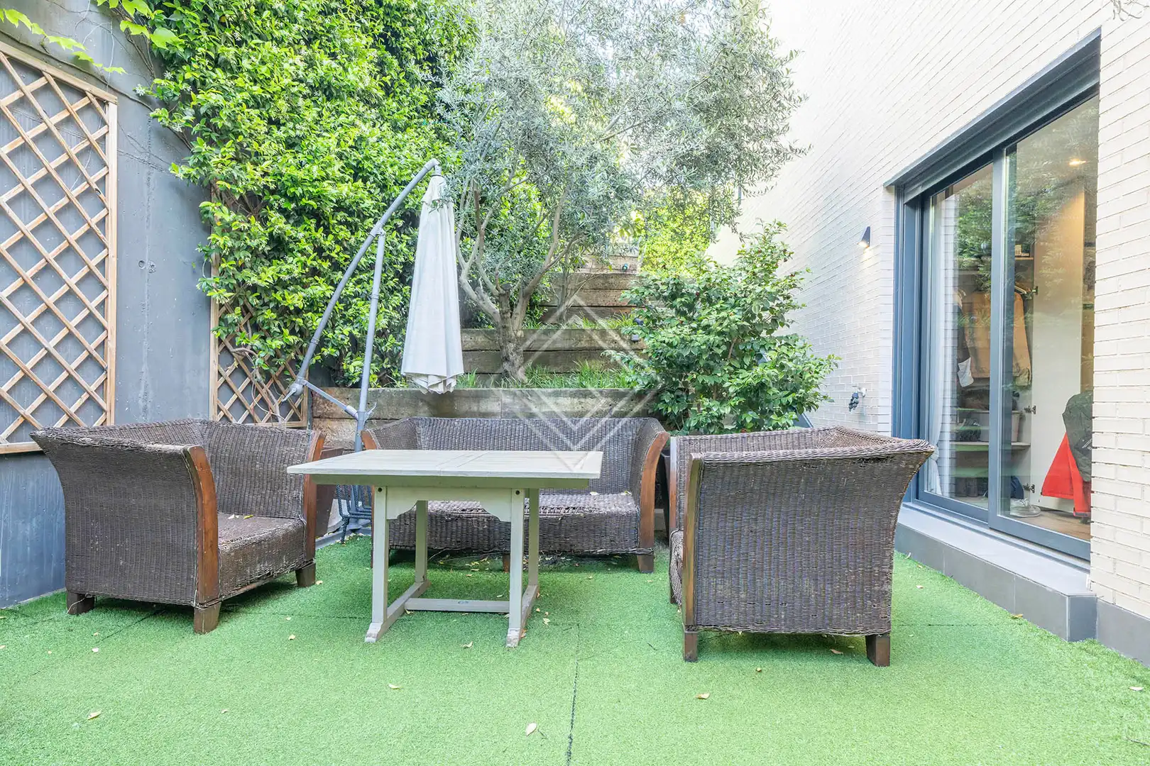 Terrasse von Einfamilien-Reihenhaus zum Verkauf in Madrid mit Klimaanlage, Heizung und Privatgarten