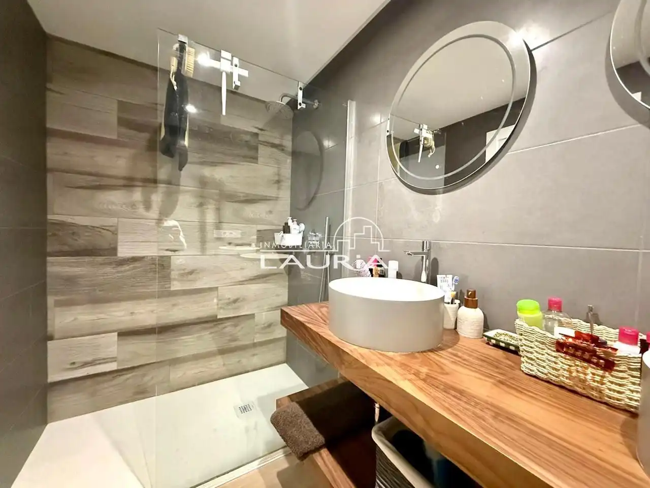 Bathroom of Flat for rent in Valencia  with Air Conditioner, Parquet flooring and Furnished