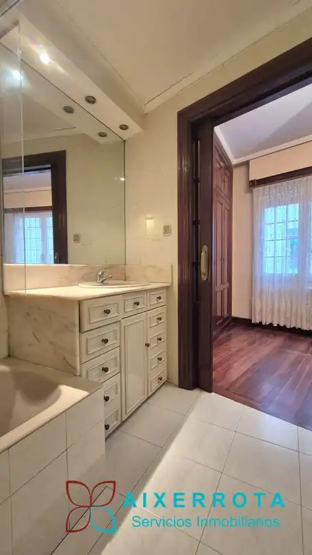 Baño de Piso en venta en Getxo  con Calefacción, Terraza y Trastero