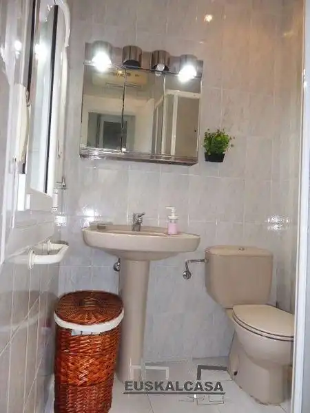 Baño de Apartamento en venta en Errekalde