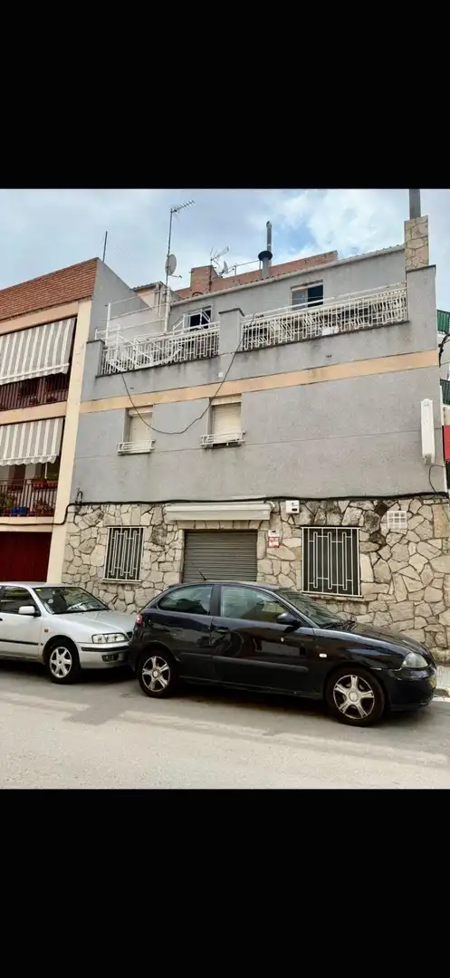 Außenansicht von Einfamilien-Reihenhaus zum Verkauf in Santa Margarida de Montbui mit Heizung und Terrasse