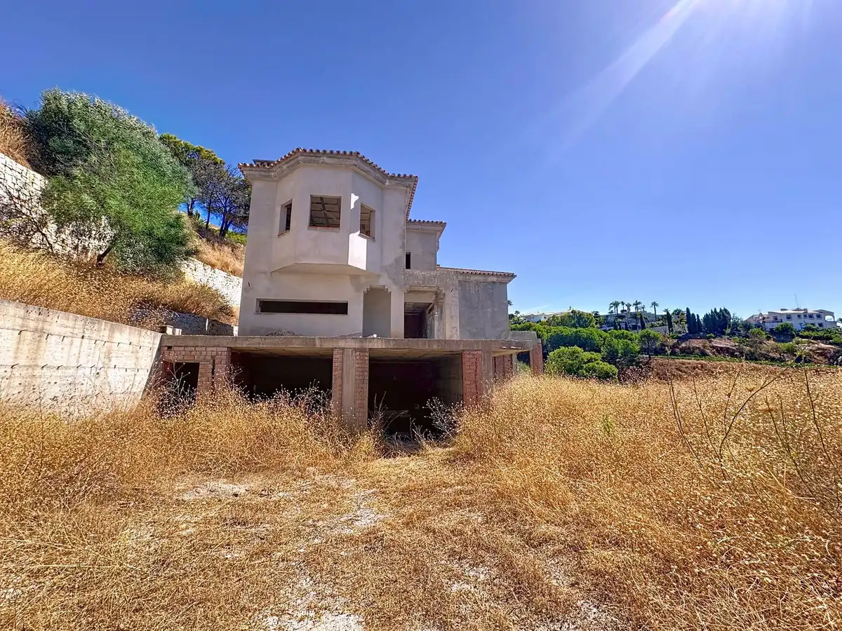 Vista exterior de Casa o xalet en venda en Mijas amb Jardí privat i Terrassa