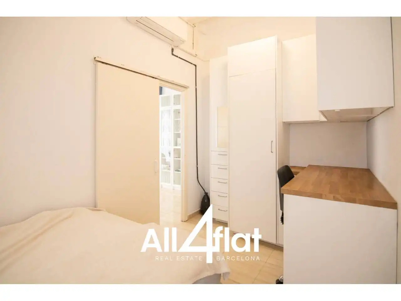 Bedroom of Flat for sale in Barcelona  with Air Conditioner, Furnished and Balcony