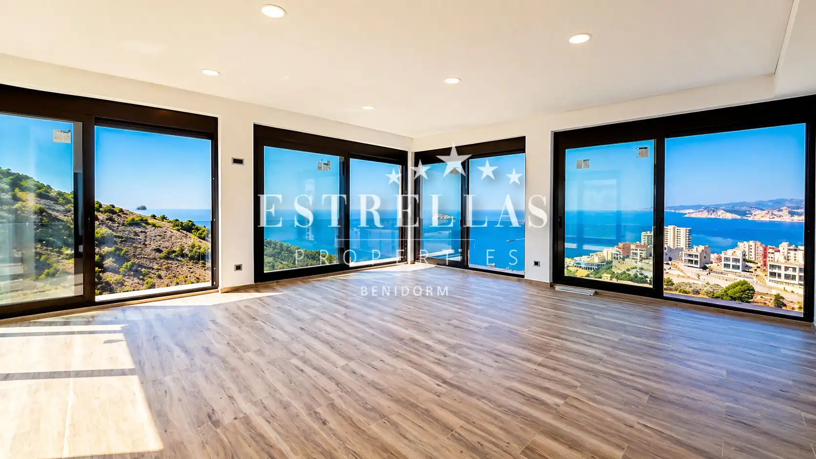 Sala d'estar de Casa o xalet en venda en Benidorm amb Aire condicionat, Calefacció i Jardí privat