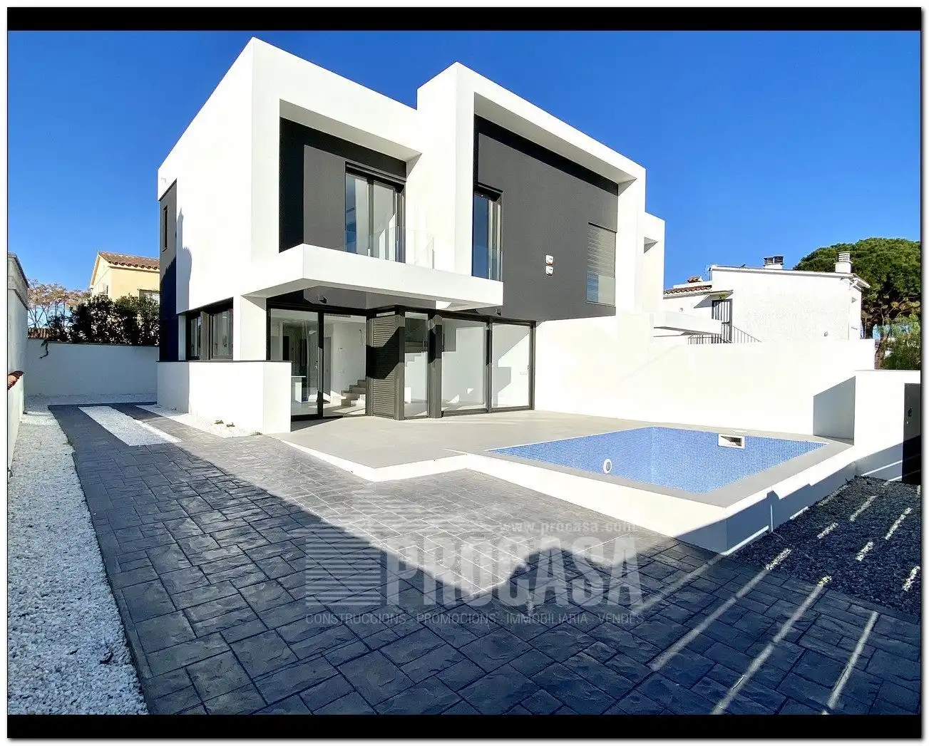 Detached house with pool for sale in REQUESENS