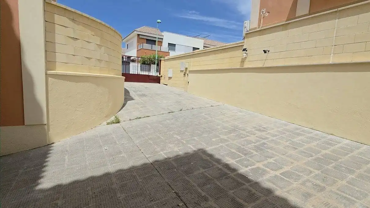 Aparcament de Casa adosada en venda en Dos Hermanas