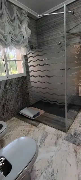Bany de Casa o xalet en venda en Linares amb Aire condicionat, Calefacció i Jardí privat