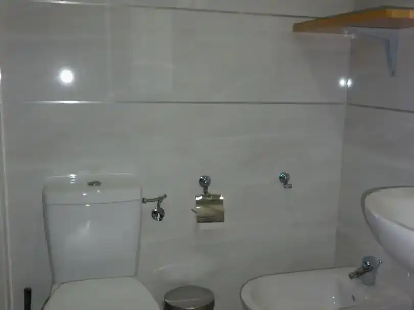Bany de Apartament de lloguer en Dos Hermanas amb Aire condicionat, Moblat i Balcó