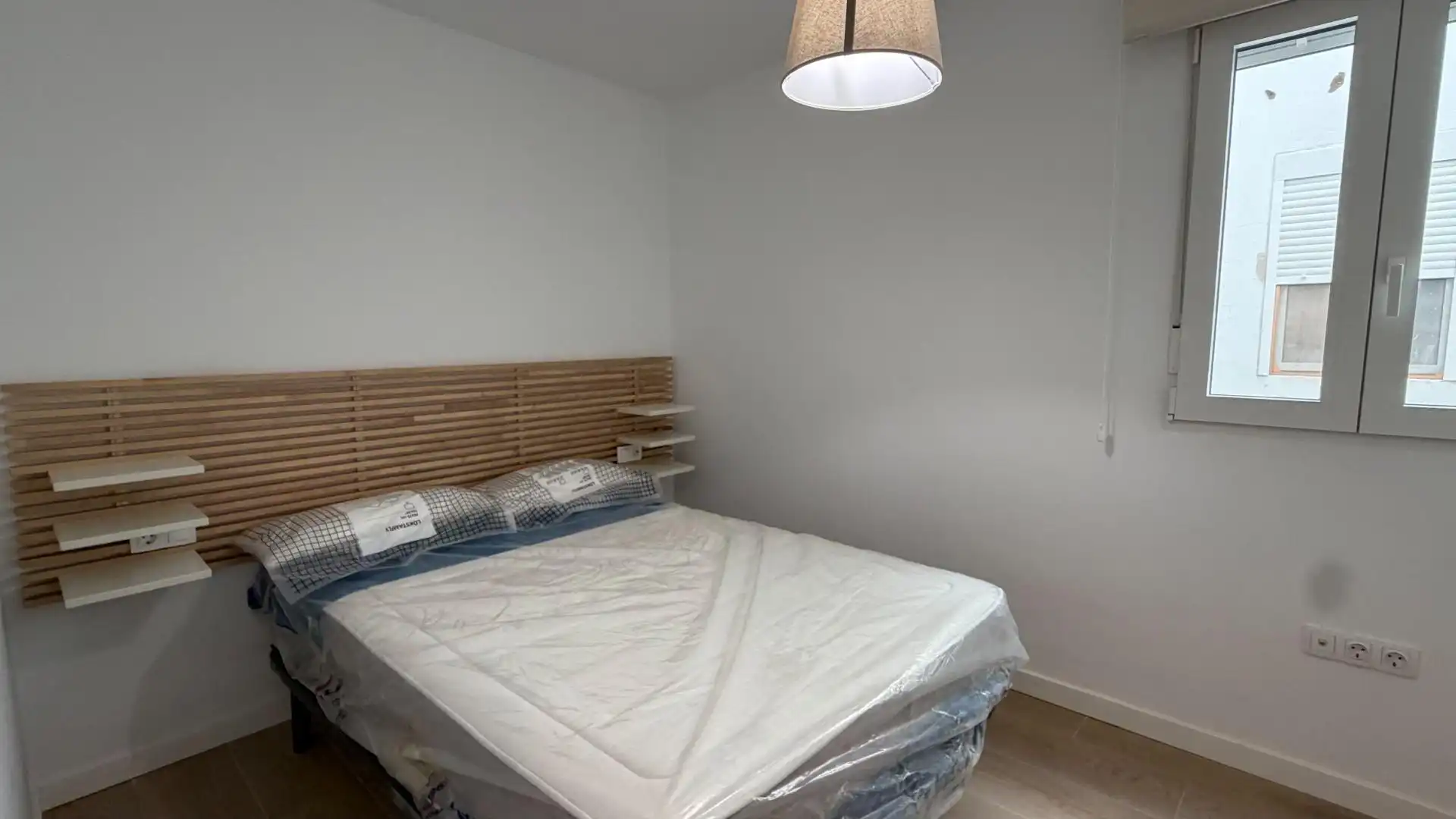 Dormitori de Apartament de lloguer en Valencia amb Aire condicionat, Calefacció i Moblat