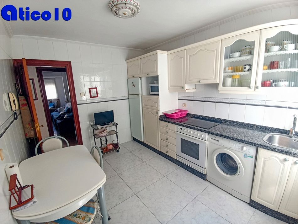 Cuina de Pis en venda en Oviedo  amb Calefacció, Moblat i Forn